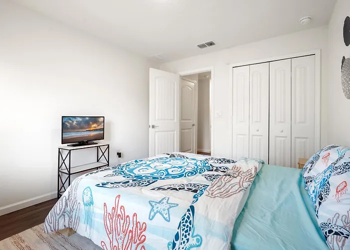 Coastal Vibes & Family Fun-Spacious 3Br, Kidz Zone, Desirable Neighborhood